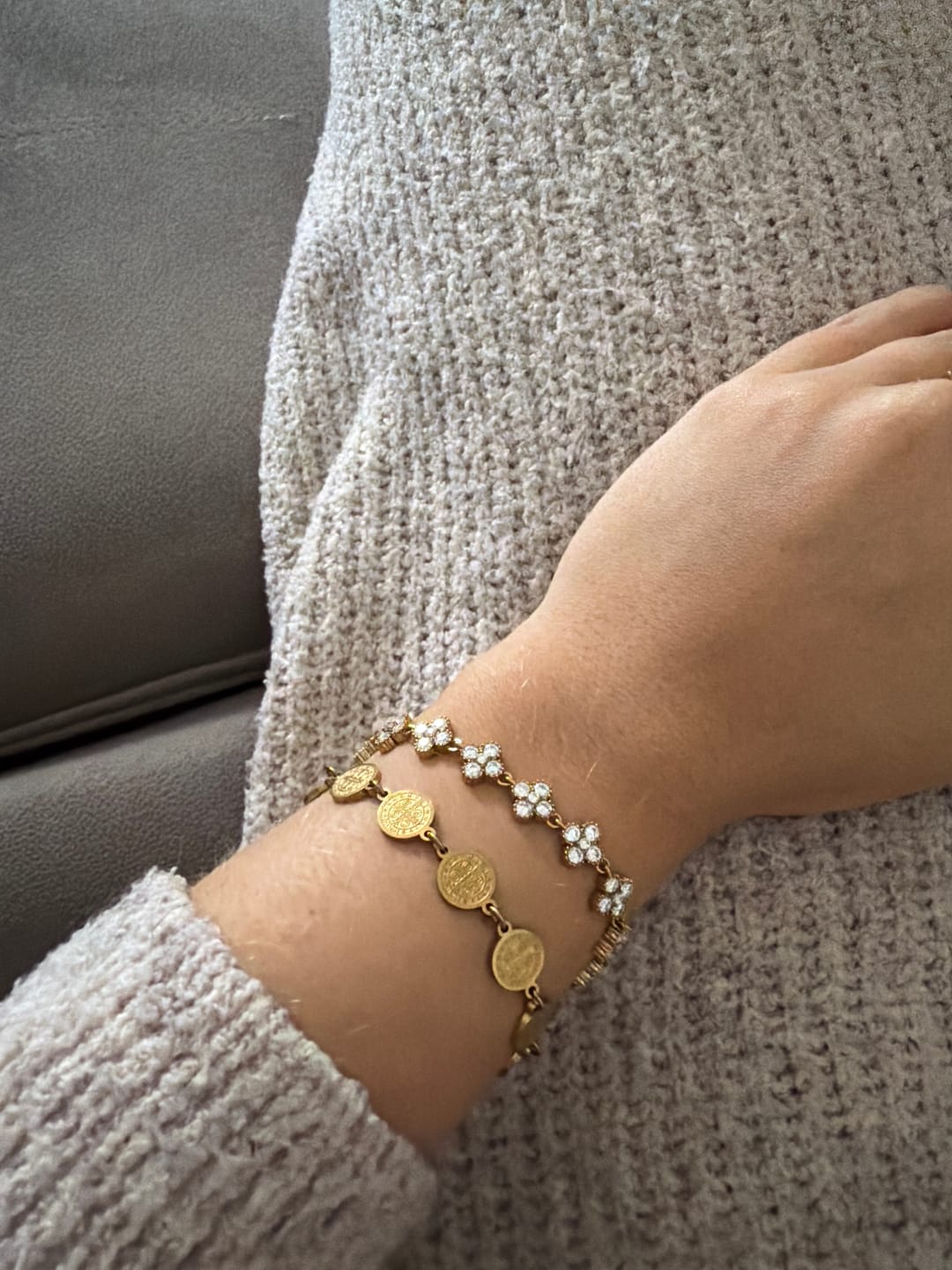 Customer photo review of Pulseira Trevo Beout Classic Banhada em Ouro 18k