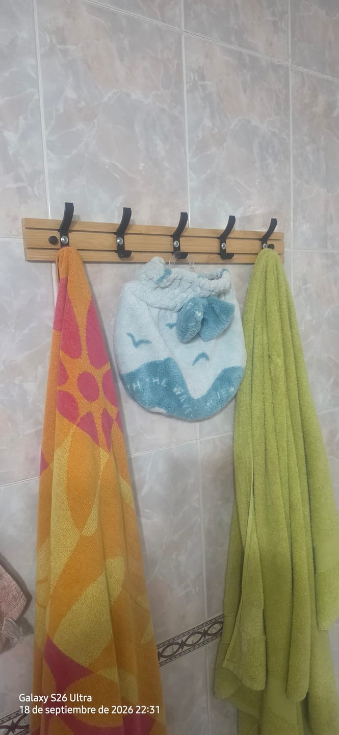 Customer photo review of Perchero de Bambú 5 Colgadores Ganchos Móviles de Aluminio