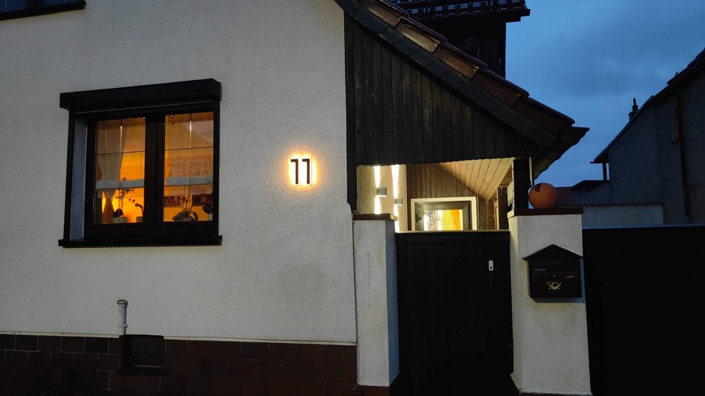 Customer photo review of SolarZahl | Beleuchtete Hausnummer Solar