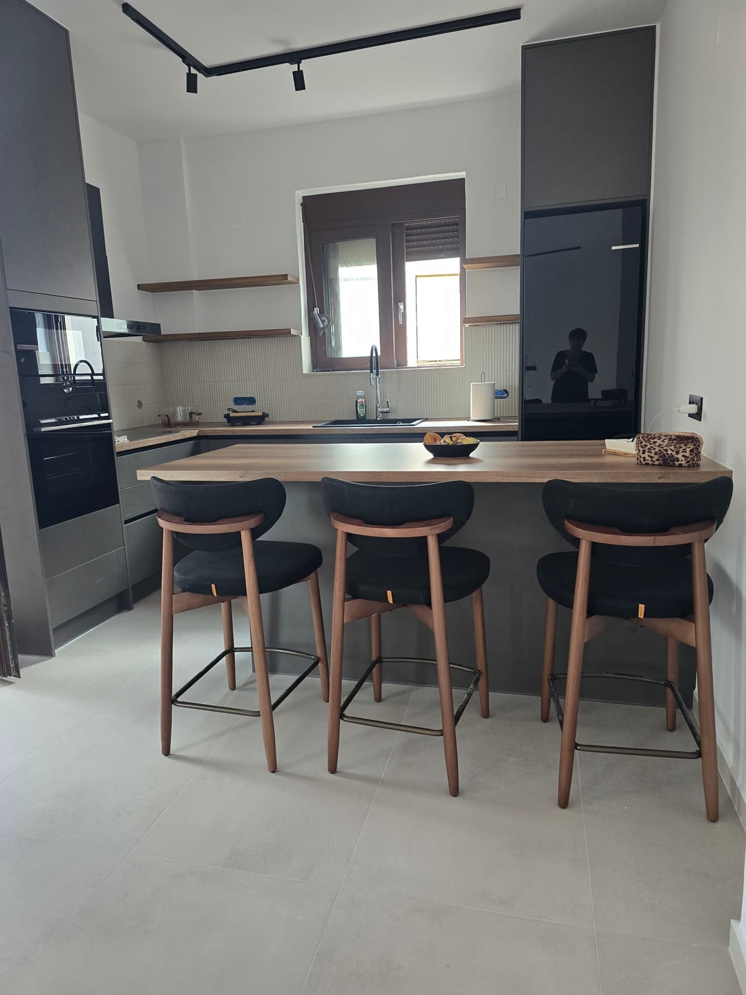 Customer photo review of Σκαμπό για Πάσο Κουζίνας Σετ 2 τμχ ΄Υψος Καθίσματος 65 εκ Μασίφ Ξύλο Δερματίνη LBC-B35126B101