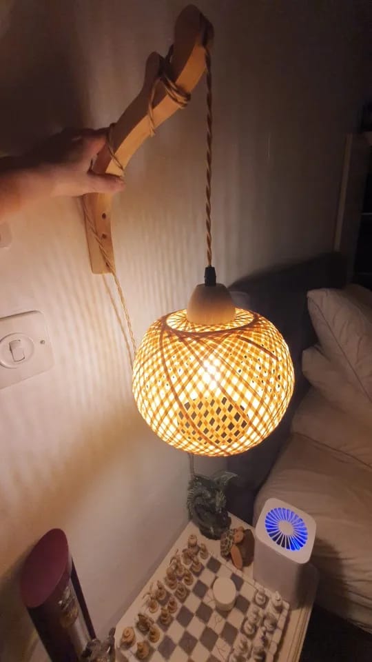 Customer photo review of Lámpara Decorativa de Pared en Bambú Tejido — Cable de Yute y Brazo de Madera
