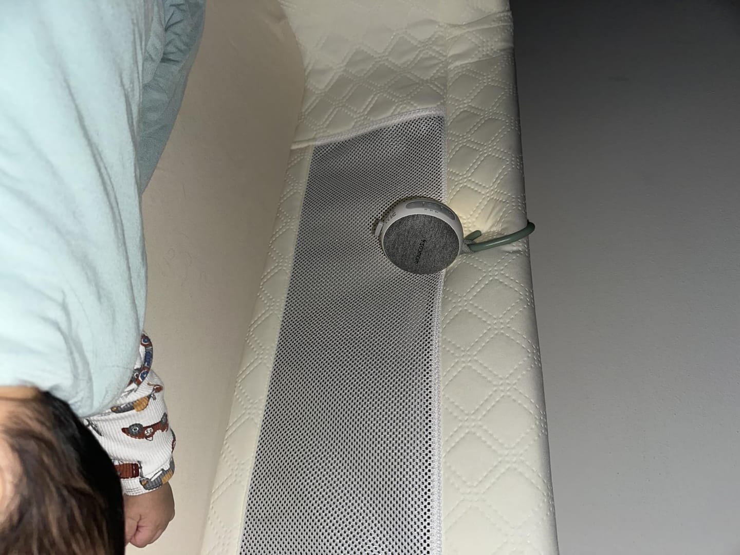 Customer photo review of DreamGo – Mobile Einschlafhilfe mit White Noise & Nachtlicht