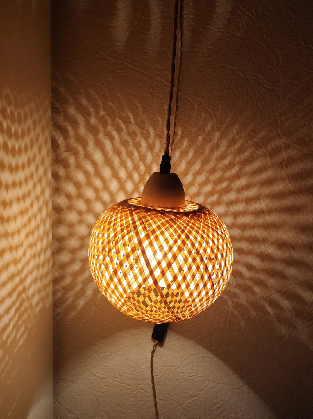 Customer photo review of Lámpara Decorativa de Pared en Bambú Tejido — Cable de Yute y Brazo de Madera