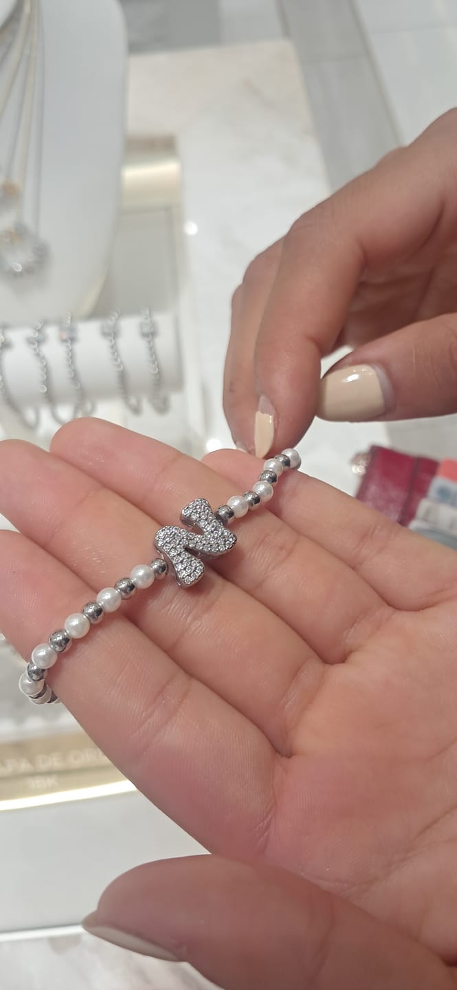 Customer photo review of Pulsera Bolitas Plateadas y Perlas Con Inicial Zirconias