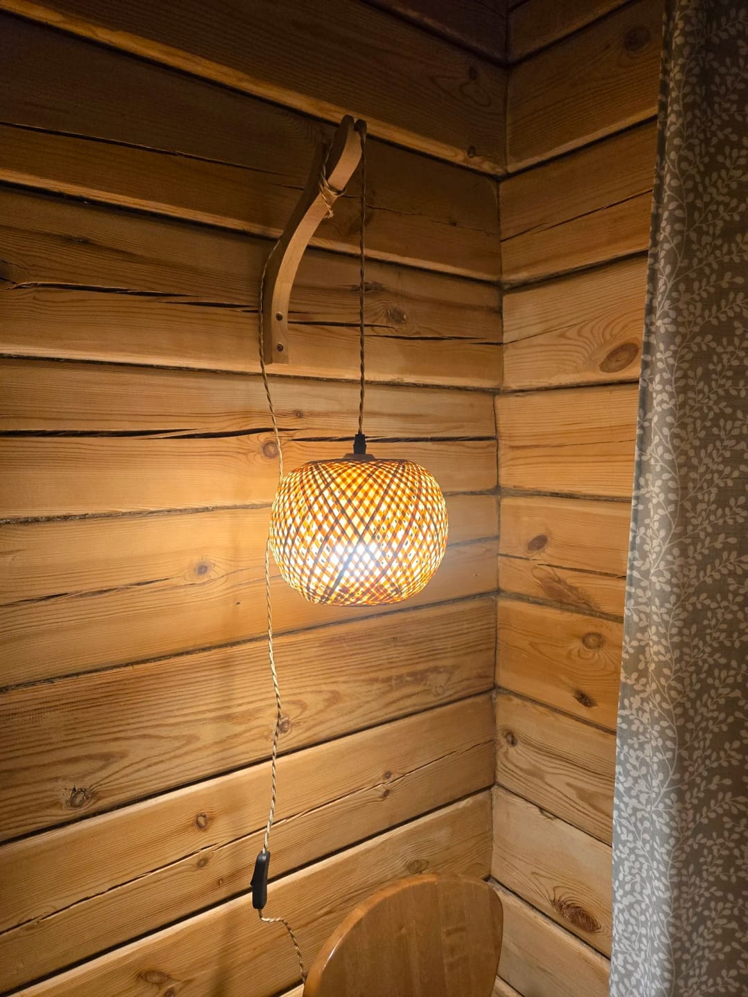 Customer photo review of Lámpara Decorativa de Pared en Bambú Tejido — Cable de Yute y Brazo de Madera