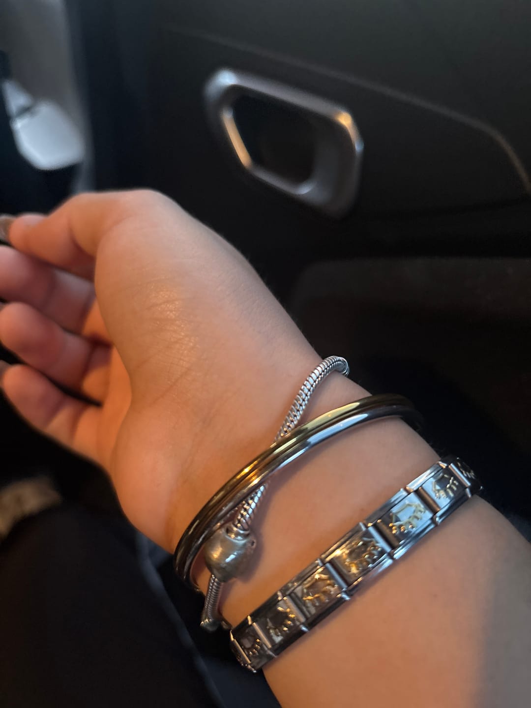 Customer photo review of Personaliza Tu Collar Con Inicial Mini Bubble Combinado
