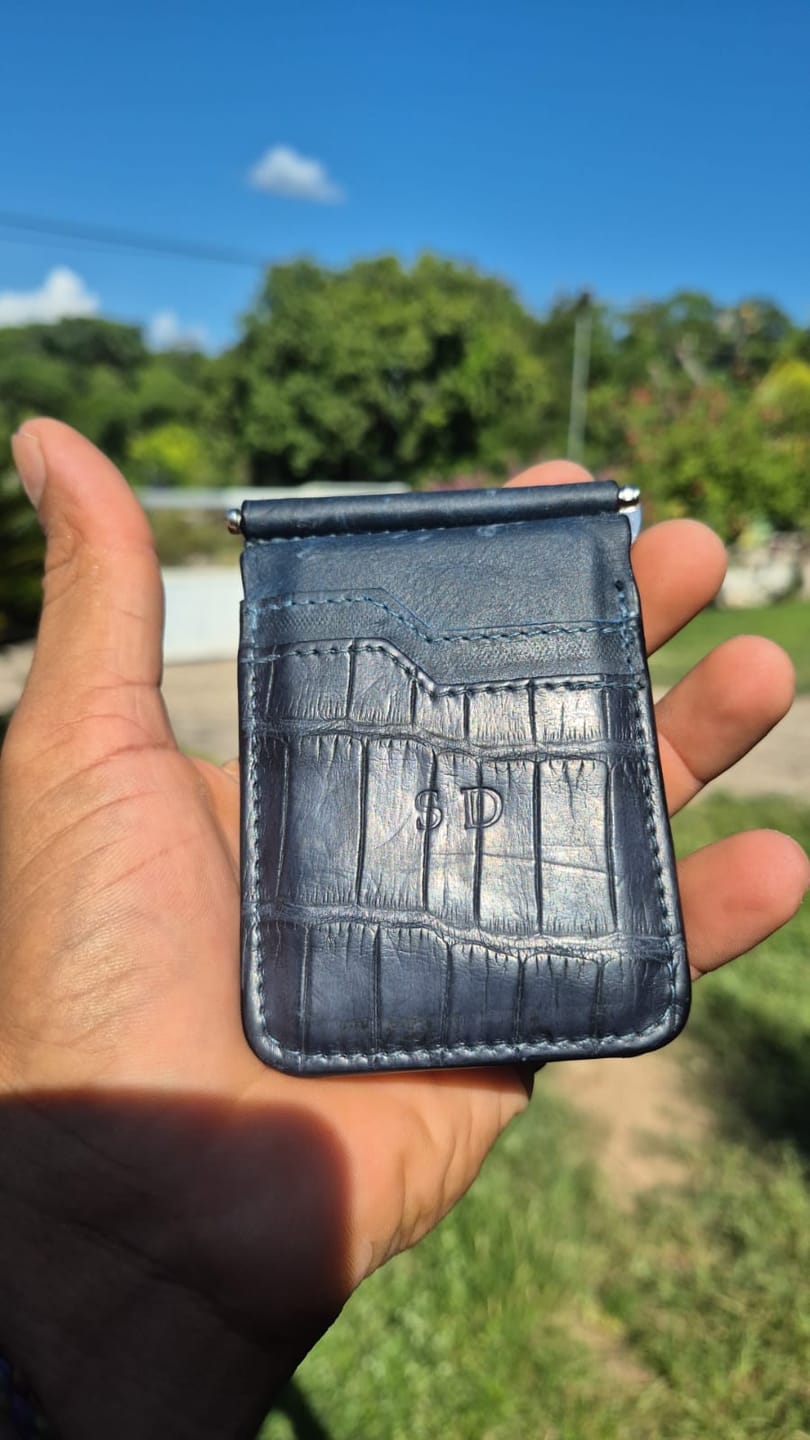 Customer photo review of Billetera clip de piel para hombre cocodrilo azul