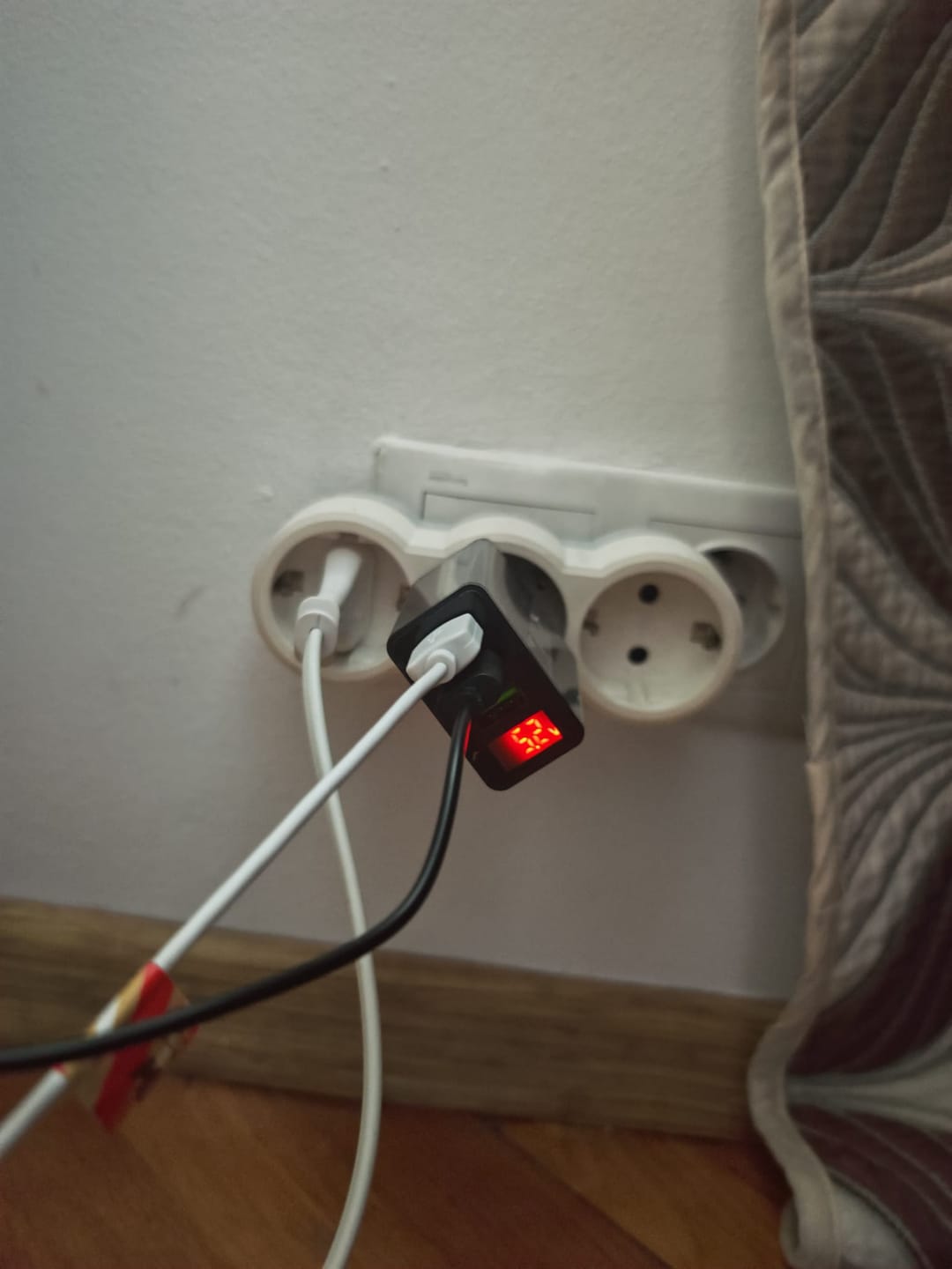 Customer photo review of Incarcator Retea Timebox, 3 Porturi, 15W, 3 x USB, LED Voltaj, Negru