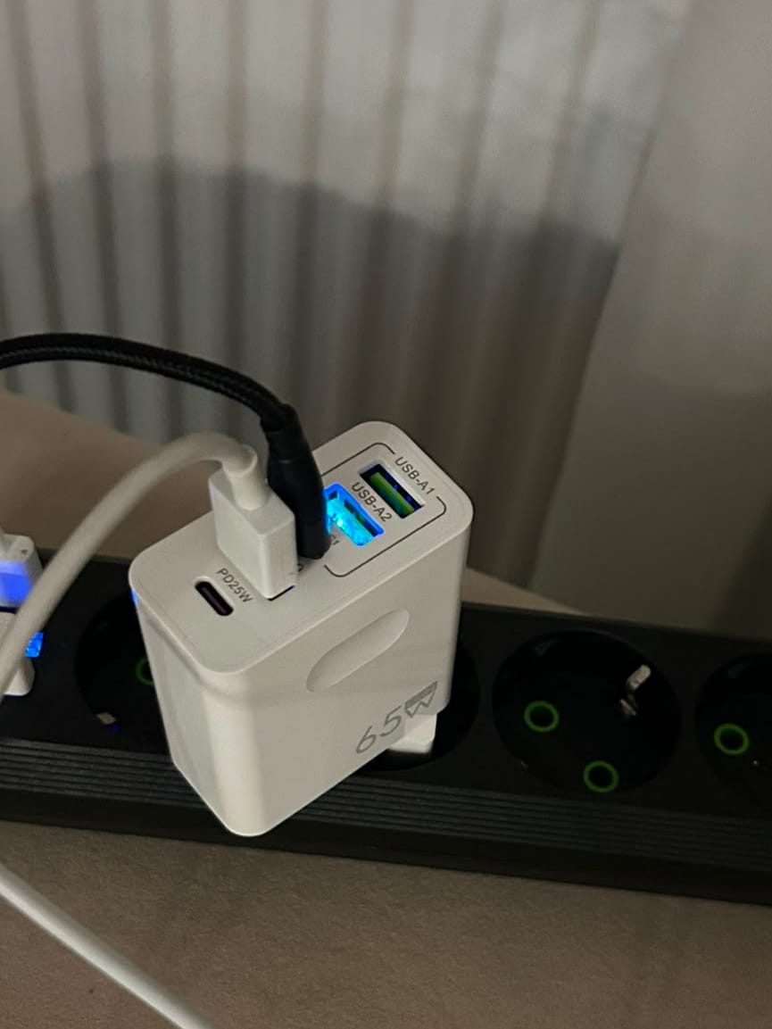 Customer photo review of Incarcator Retea Timebox, 5 Porturi, 65W, 3 x USB, 2 x Type-C, QC 3, Alb