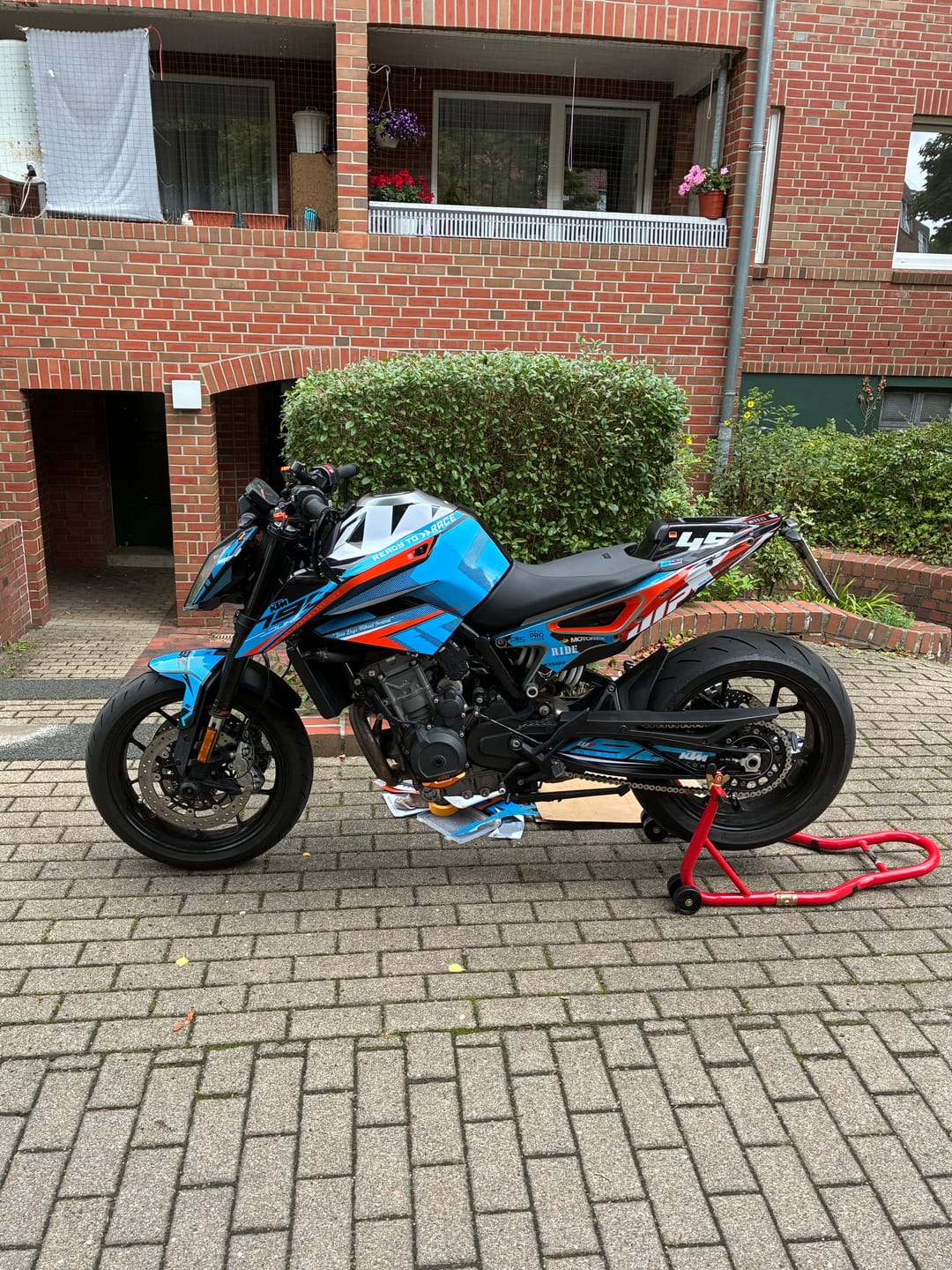 Customer photo review of KTM 790 Duke GRAPHICS - "Rasorblade" (Blue)