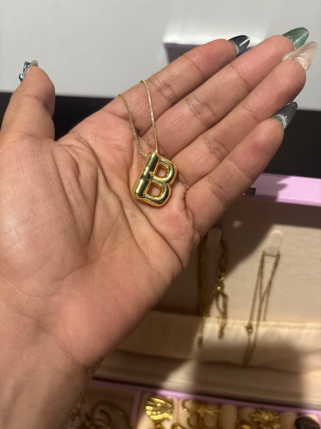 Customer photo review of Collar Dorado Liso Inicial Balloon