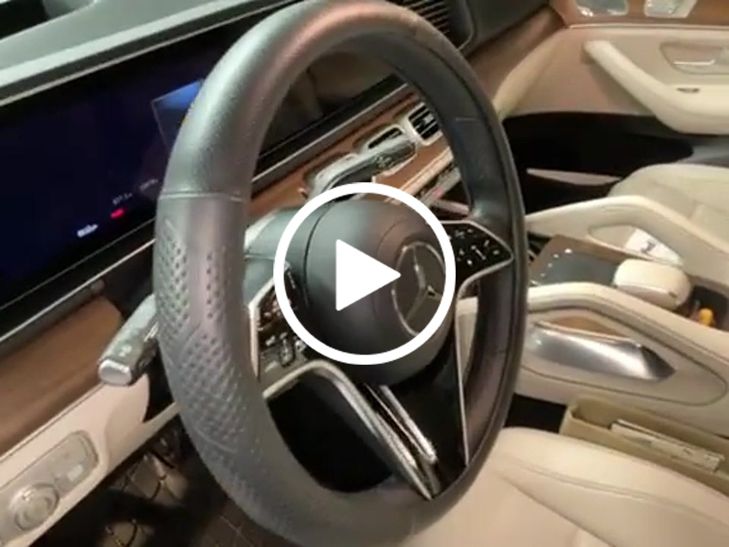 Customer video review of Nappa Leather Steering Wheel Cover – Anti-Slip Universal 38cm Case for Enhanced Comfort and Style
