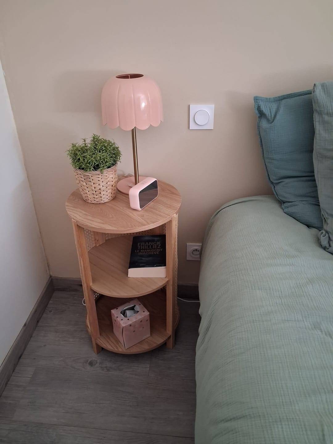 Customer photo review of ALTA - Table de chevet avec 2 rangements en bois et rotin naturel