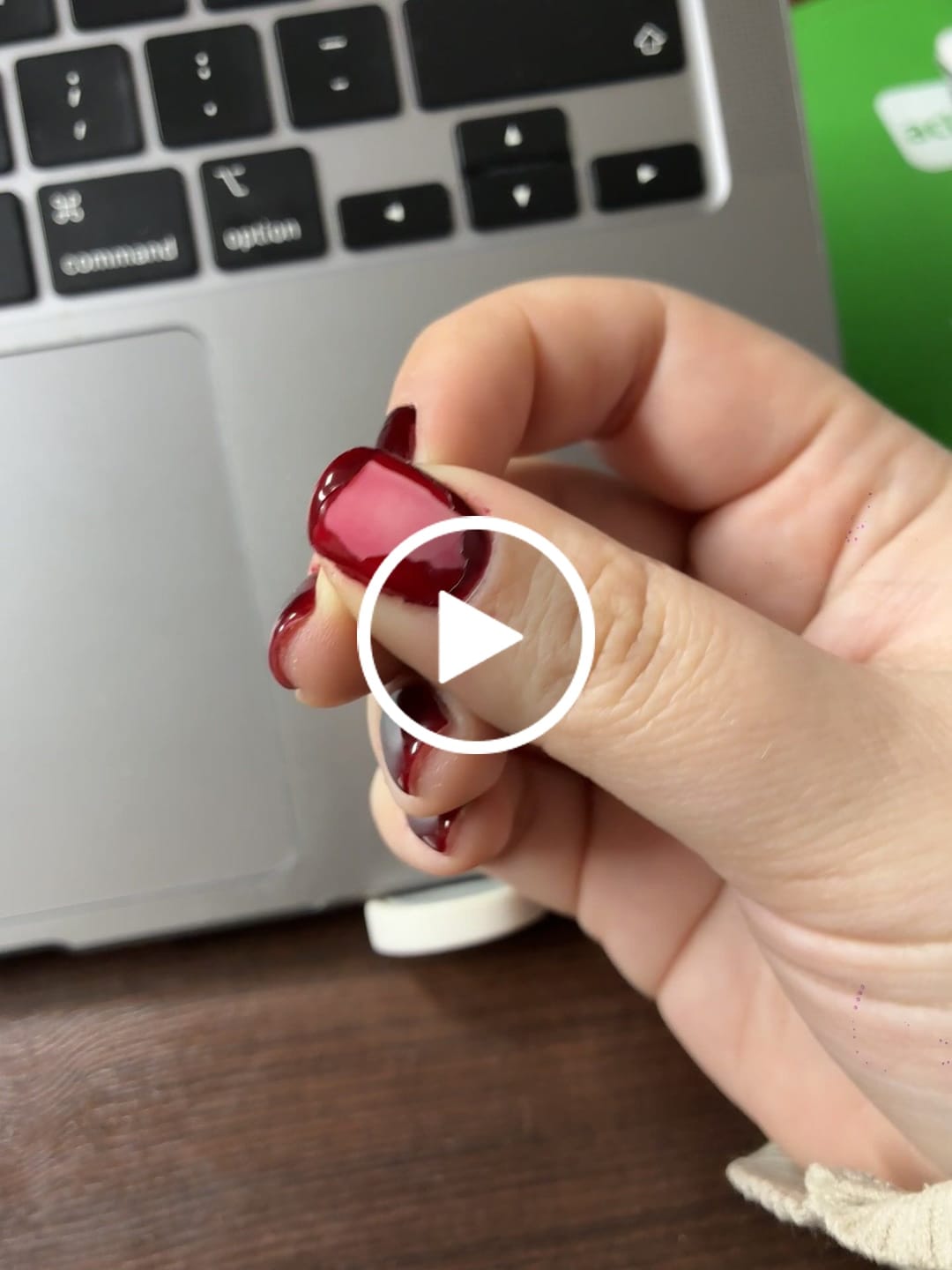 Customer video review of Esmalte Gel - Berry Chateau