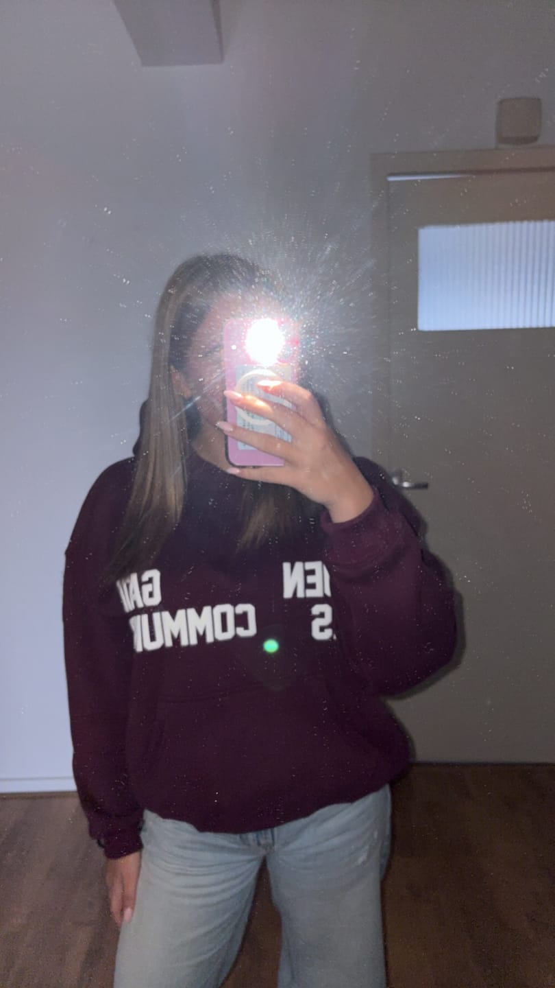 Kundenfoto-Bewertung von GATED COMMUNITY HOODIE DARK PLUM