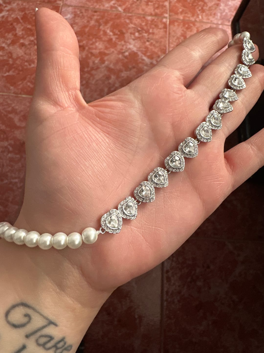 Customer photo review of COLLAR CHOKER SWAROVSKI ARIANA GRANDE  PERLAS CORAZONES + KIT DE REGALO