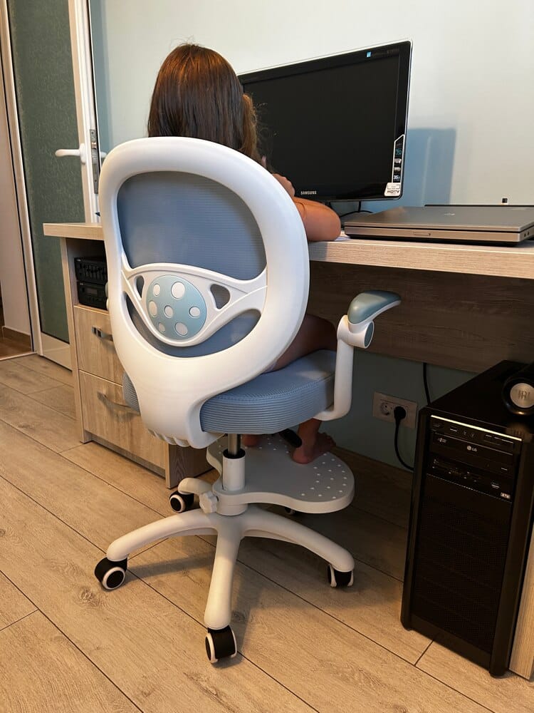 Customer photo review of Scaun Reglabil pentru Copii, Model Ergonomic cu Spatar Confortabil, Albastru