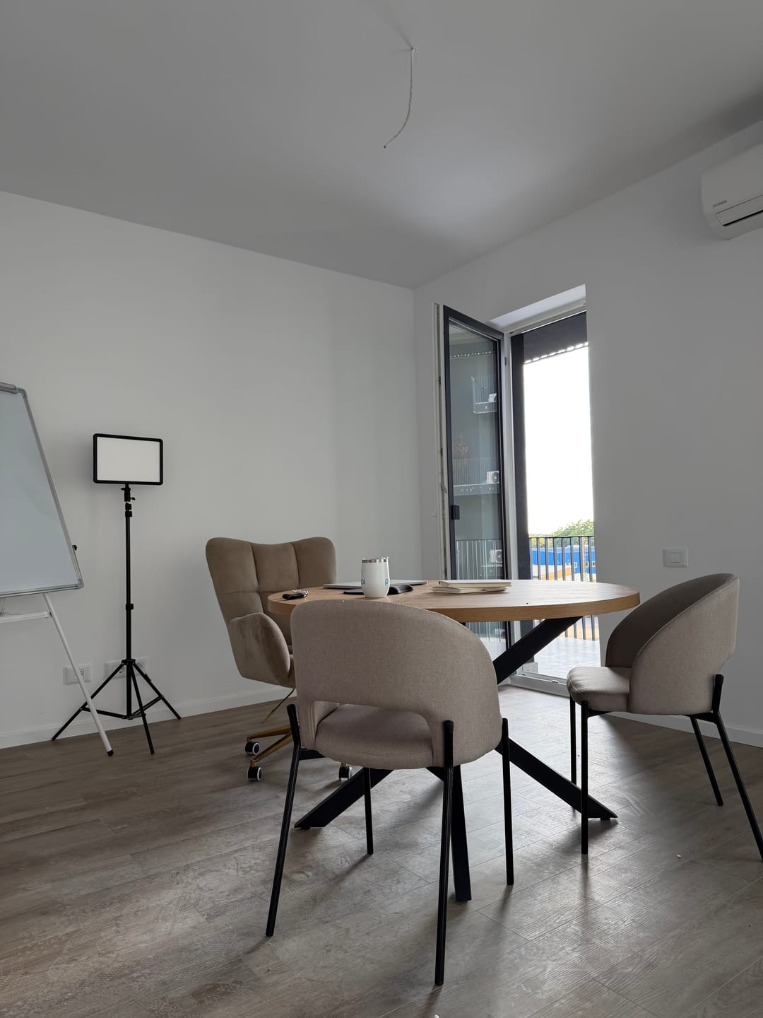 Customer photo review of Scaun dining modern K373, bej/negru, stofa clasica/metal, 51x57x77 cm
