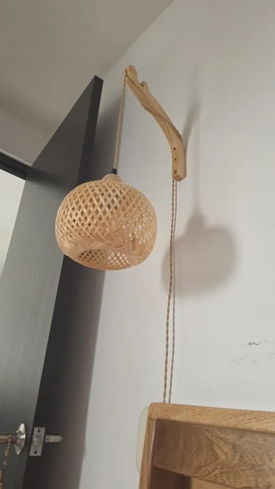 Customer photo review of Lámpara Decorativa de Pared en Bambú Tejido — Cable de Yute y Brazo de Madera