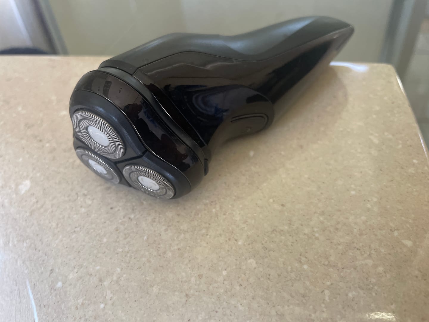 Customer photo review of Rasoir électrique V1 Pro – Lames 4D ultra-précises et tondeuse intégrée pour un rasage net et confortable