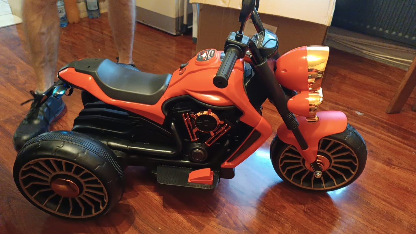 Customer photo review of Motocicleta electrica Timebox, Functie mers inainte/inapoi, Faruri, Claxon, Rosu