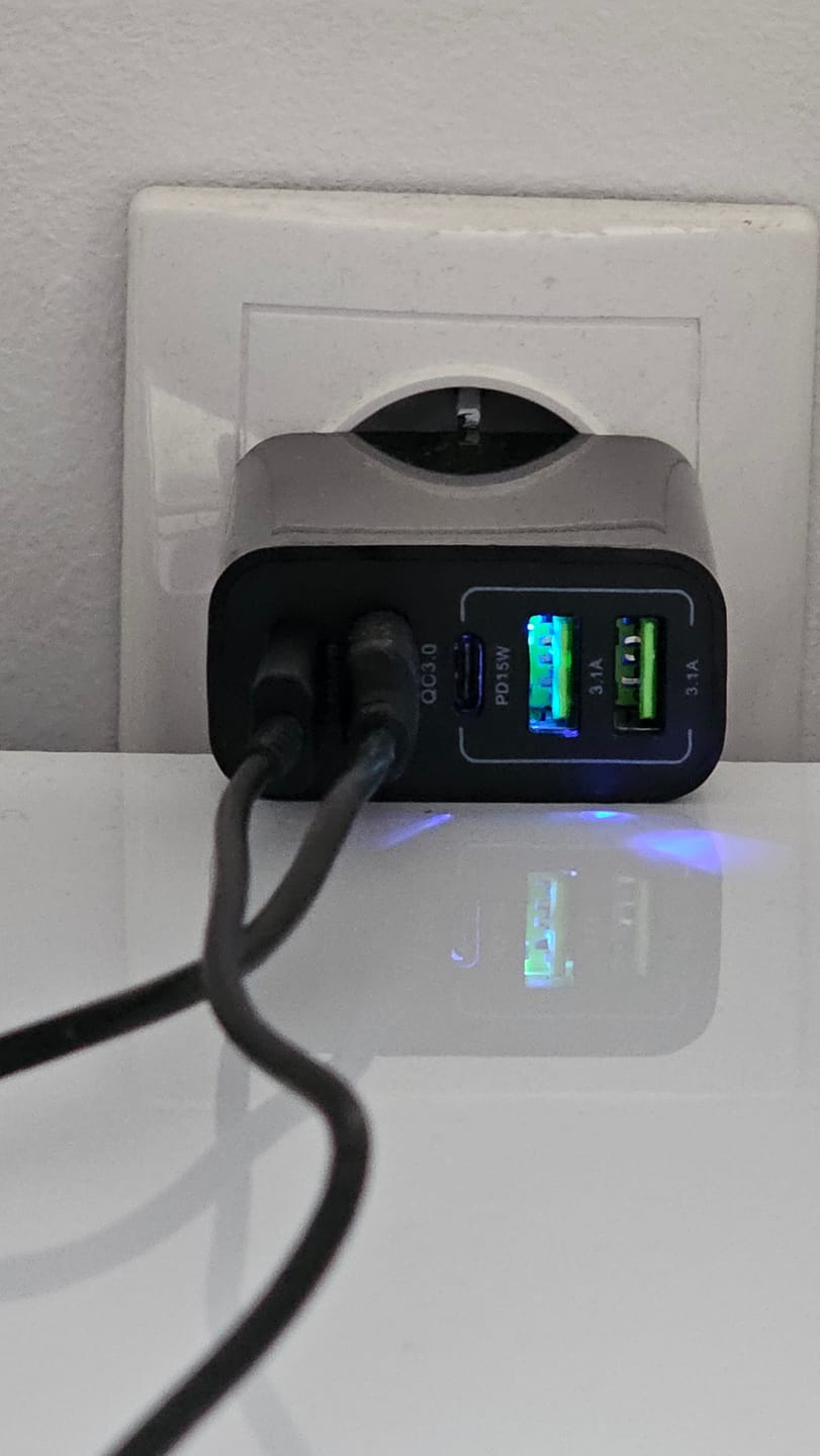 Customer photo review of Incarcator Retea, 5 Porturi, 65W, 3 x USB, 2 x Type-C, Negru