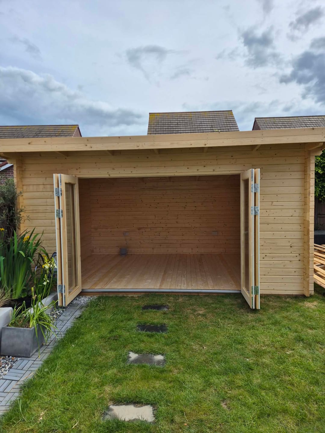 Customer photo review of Lea M (4.5x3.3m | 14.2m2 | 44mm) Spacious Pent Garden Room with Bi-Fold Doors