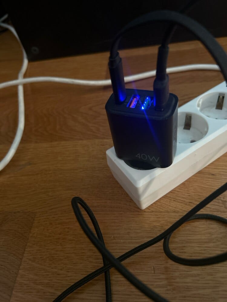 Customer photo review of Incarcator Retea Timebox, 4 Porturi, 40W, 1 x Type-C, 3 x USB, Negru
