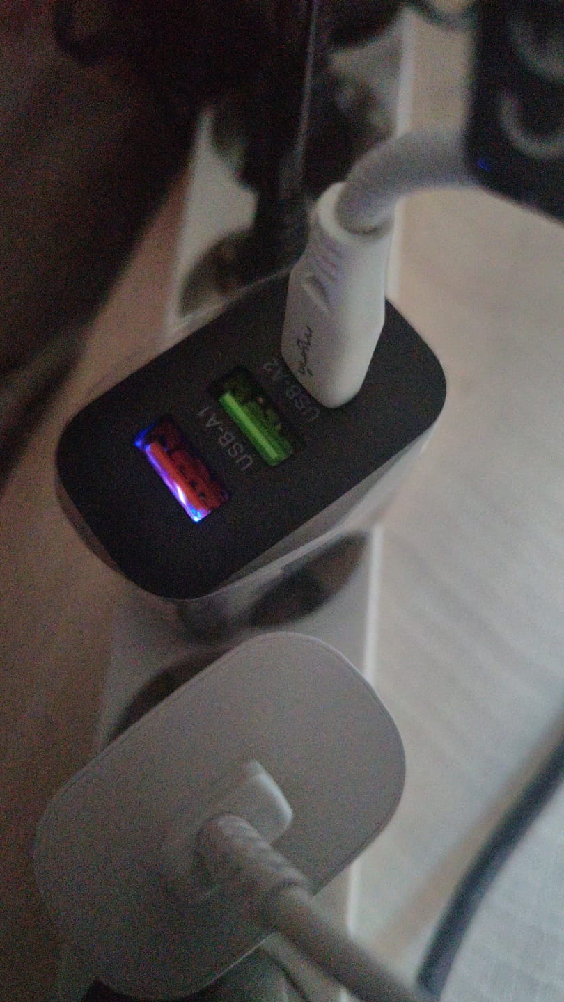Customer photo review of Incarcator Retea Timebox, 3 Porturi, 30W, 1 x Type-C, 2 x USB, LED, Negru