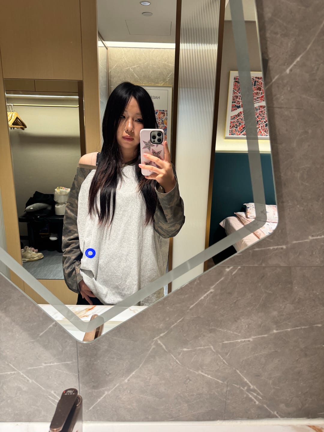 Customer photo review of IAMXIAA Camo Sleeve Off-Shoulder Raglan T-Shirt