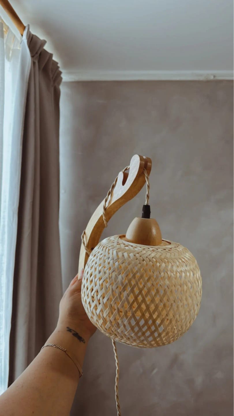 Customer photo review of Lámpara Decorativa de Pared en Bambú Tejido — Cable de Yute y Brazo de Madera