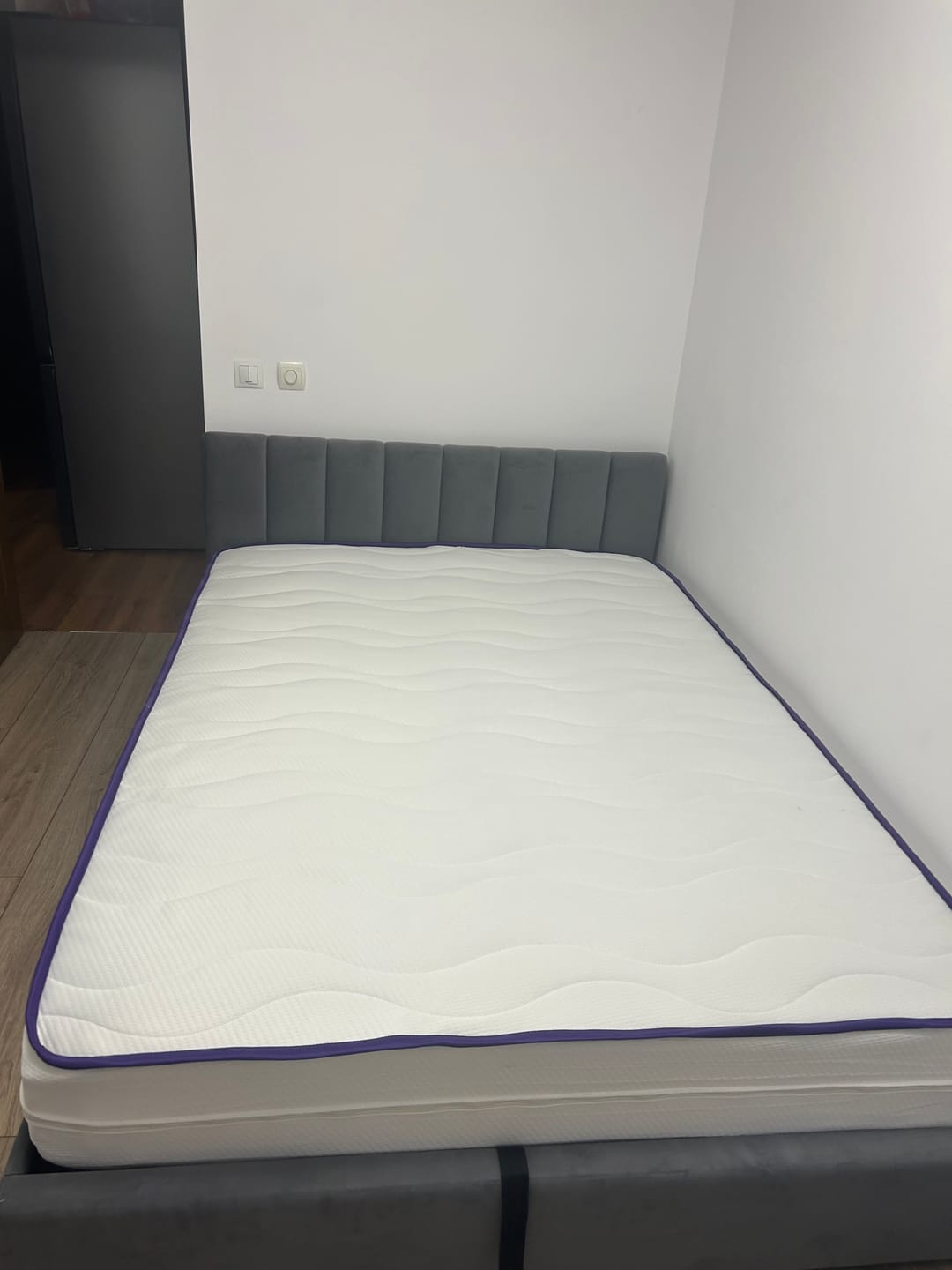 Customer photo review of Pat 140 cm MONTREAL, stofa catifelata gri, cu somiera si spatiu depozitare