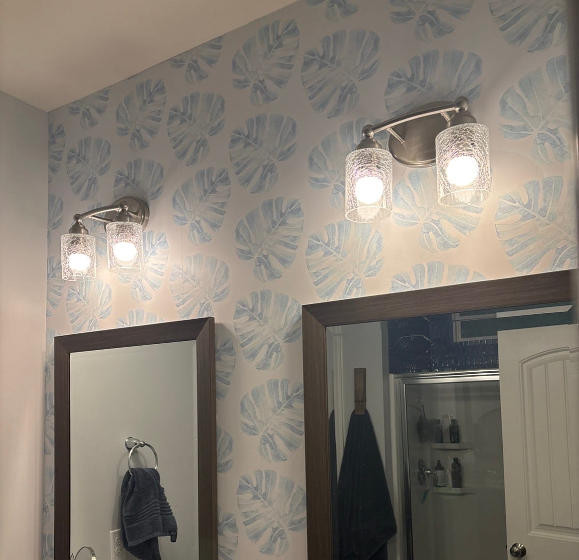 Customer photo review of Doris - Green Watercolor Monstera Leaves Wallpaper