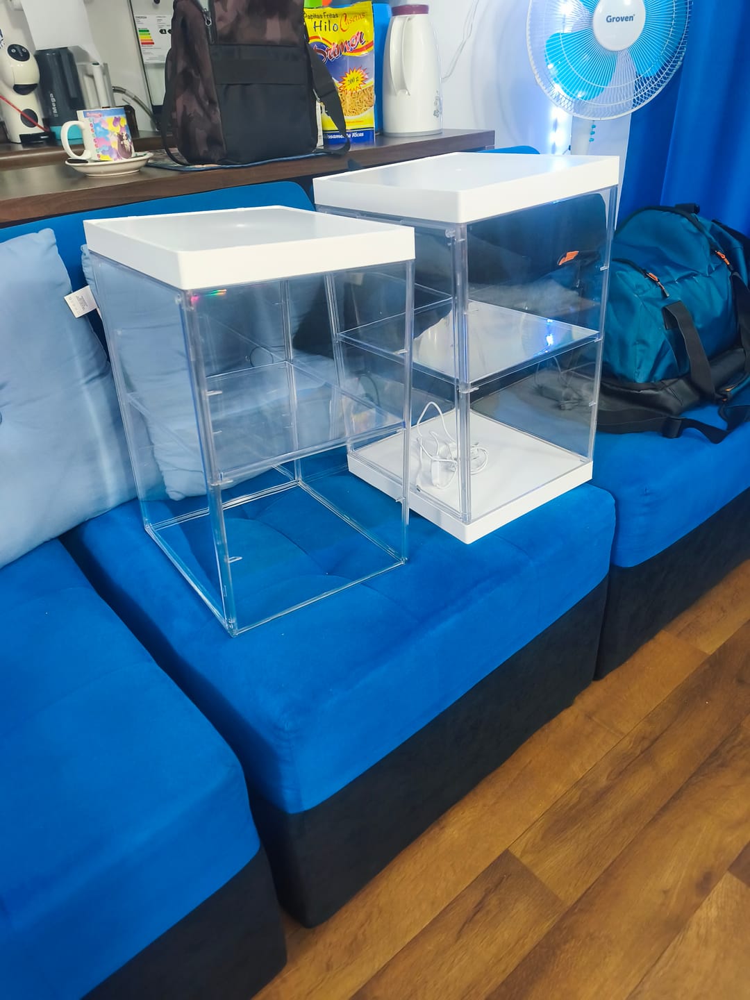 Customer photo review of Cubierta Acrilica LED 2 Niveles - Caja Exhibidora - Grande - Multibandeja de Apertura Vertical - 29.3 x 25.4 x 87.9