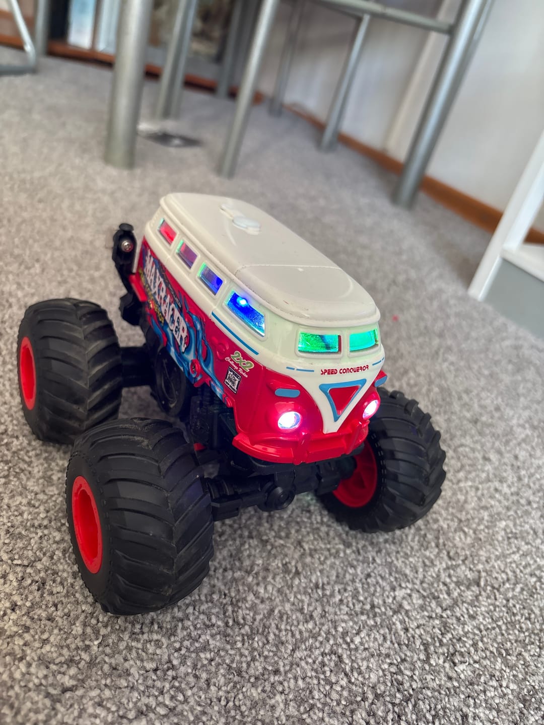 Customer photo review of Masina cu Telecomanda Timebox, 1:20, 4x4, Tip Autobuz Scolar, Drift 360°, Rosu