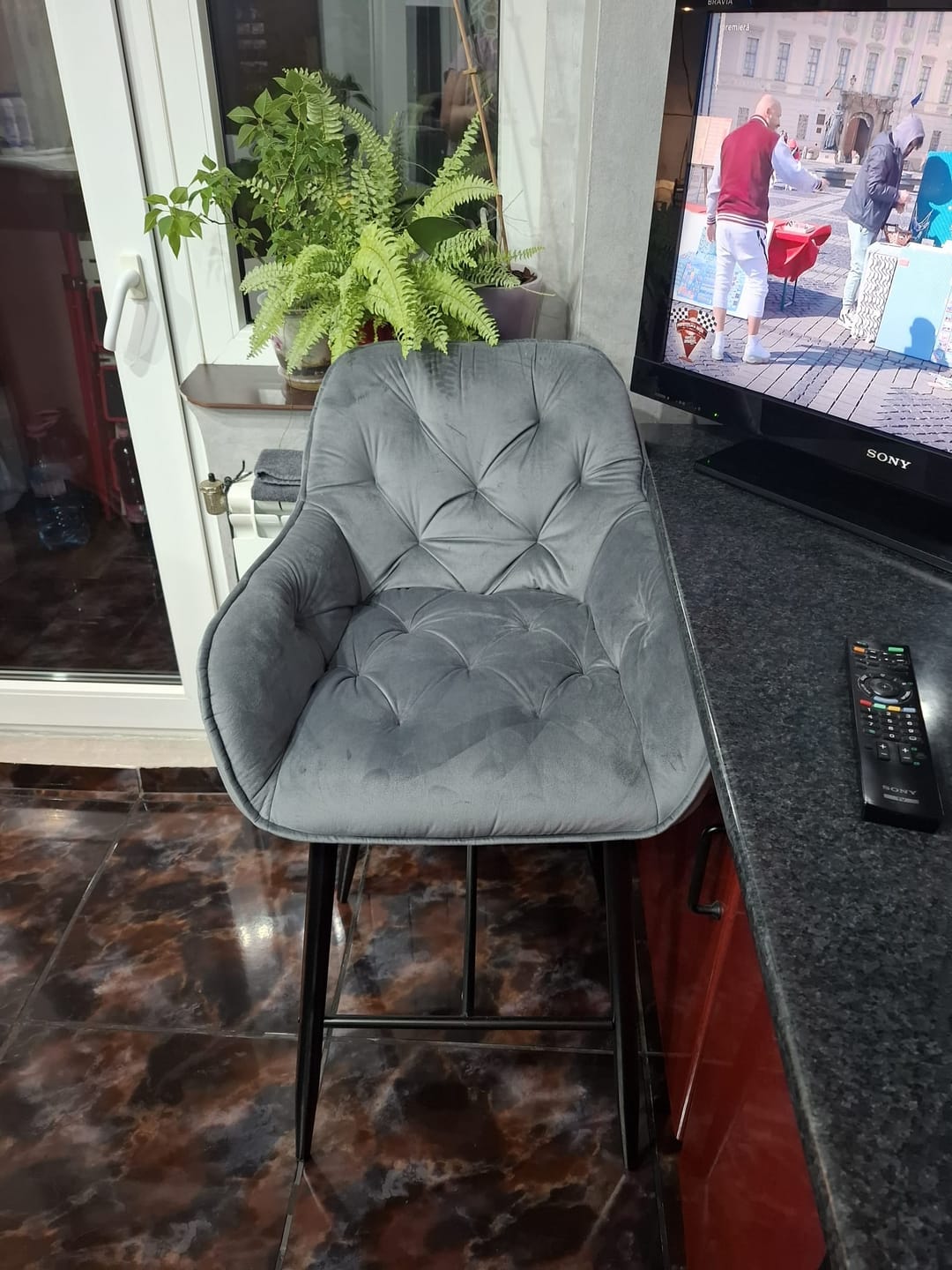 Customer photo review of Scaun bar textil CHIC H-2, gri/negru mat, stofa catifelata/metal, 46x51x90 cm