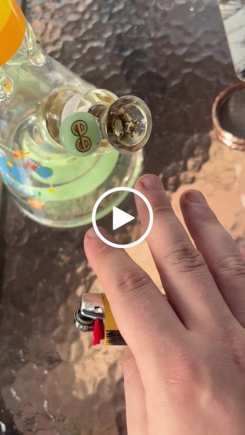 Customer video review of 14" Cheech Glass Space Explorer Beaker Bong (7mm)