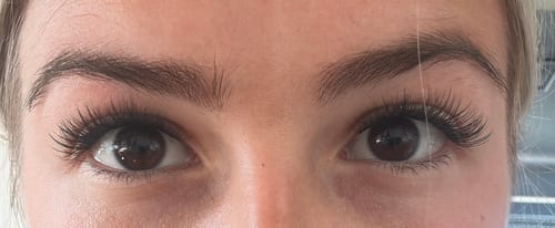 Customer's DIY Wimpernsegmente – Volume 2 aufgetragen an den Augen für einen vollen Wimpernlook