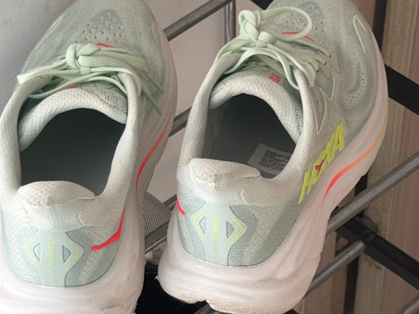 Customer photo review of Hoka Clifton 10 Mujer Sea Glass Neon Flame