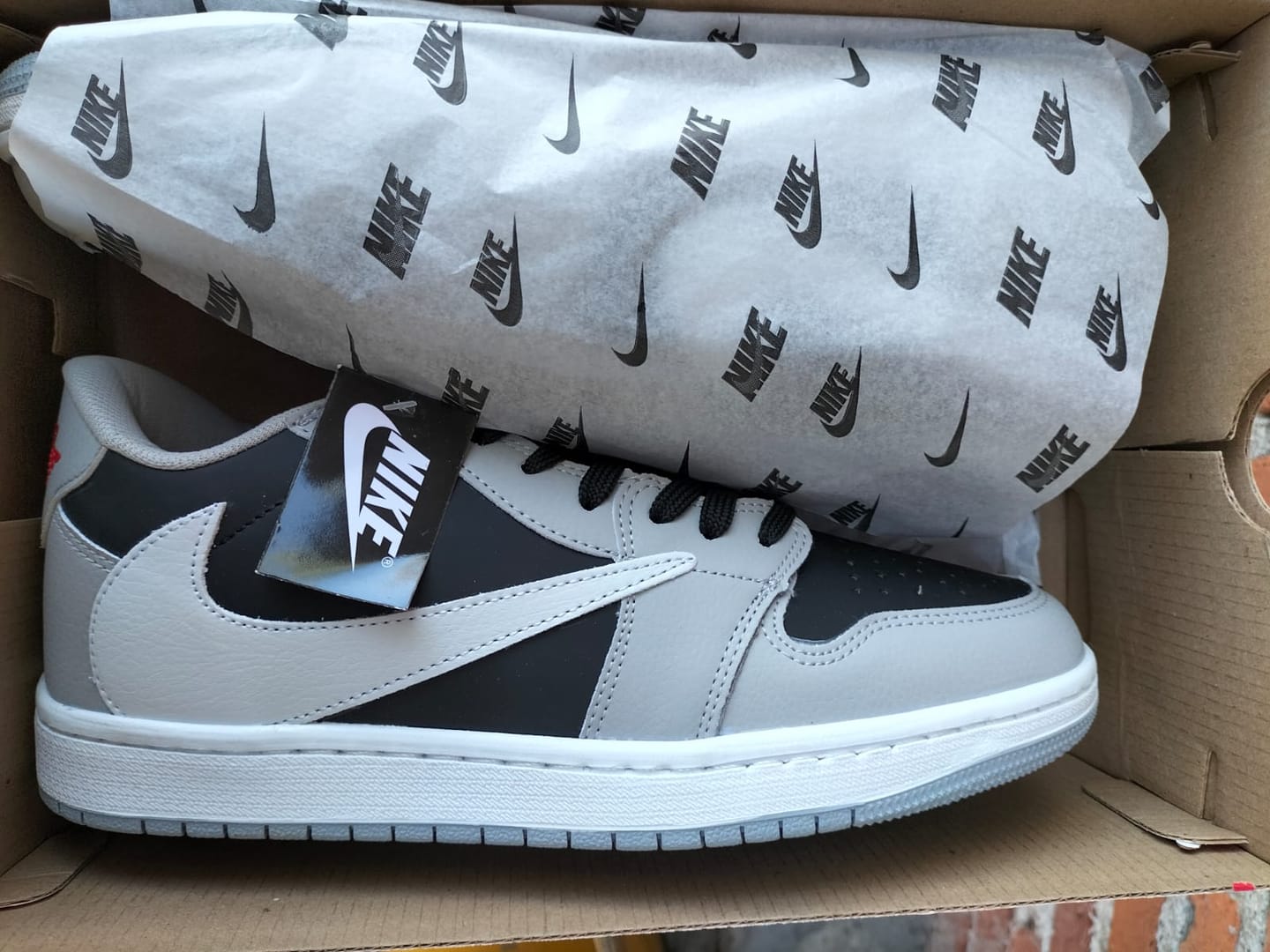 Customer photo review of Tenis Travis Low Concreto Negro