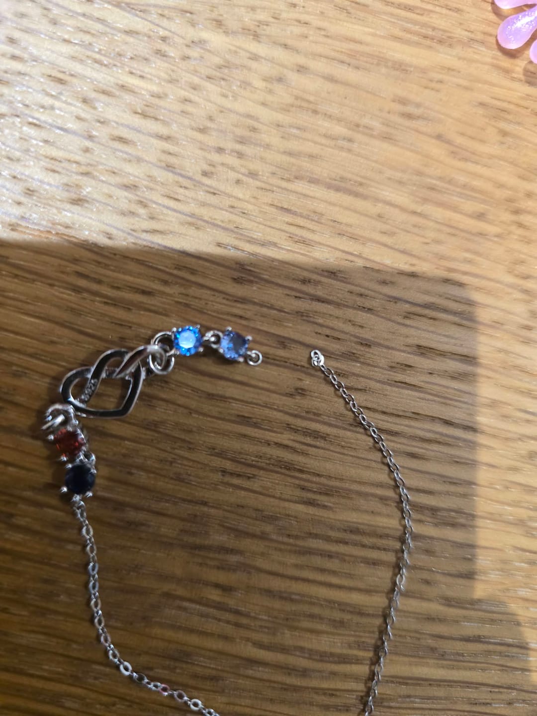 Customer photo review of Olivenorma Personalisiertes Herzknoten-Geschenkkartenarmband mit Geburtssteinen (1-8)