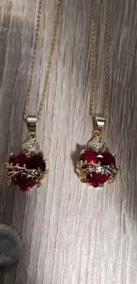 Customer photo review of Collar del Sagrado Corazón de Jesús