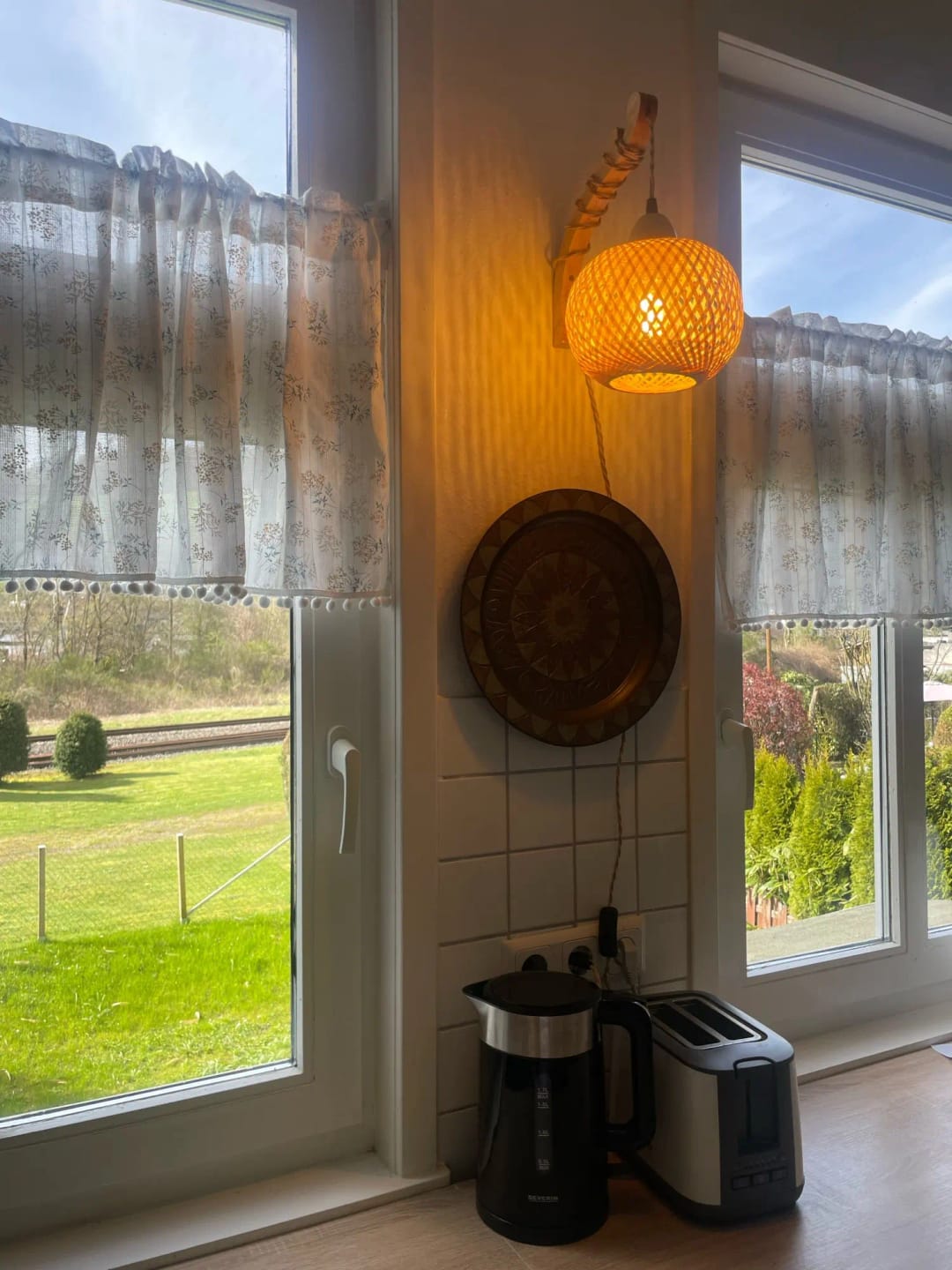 Customer photo review of Lámpara Decorativa de Pared en Bambú Tejido — Cable de Yute y Brazo de Madera
