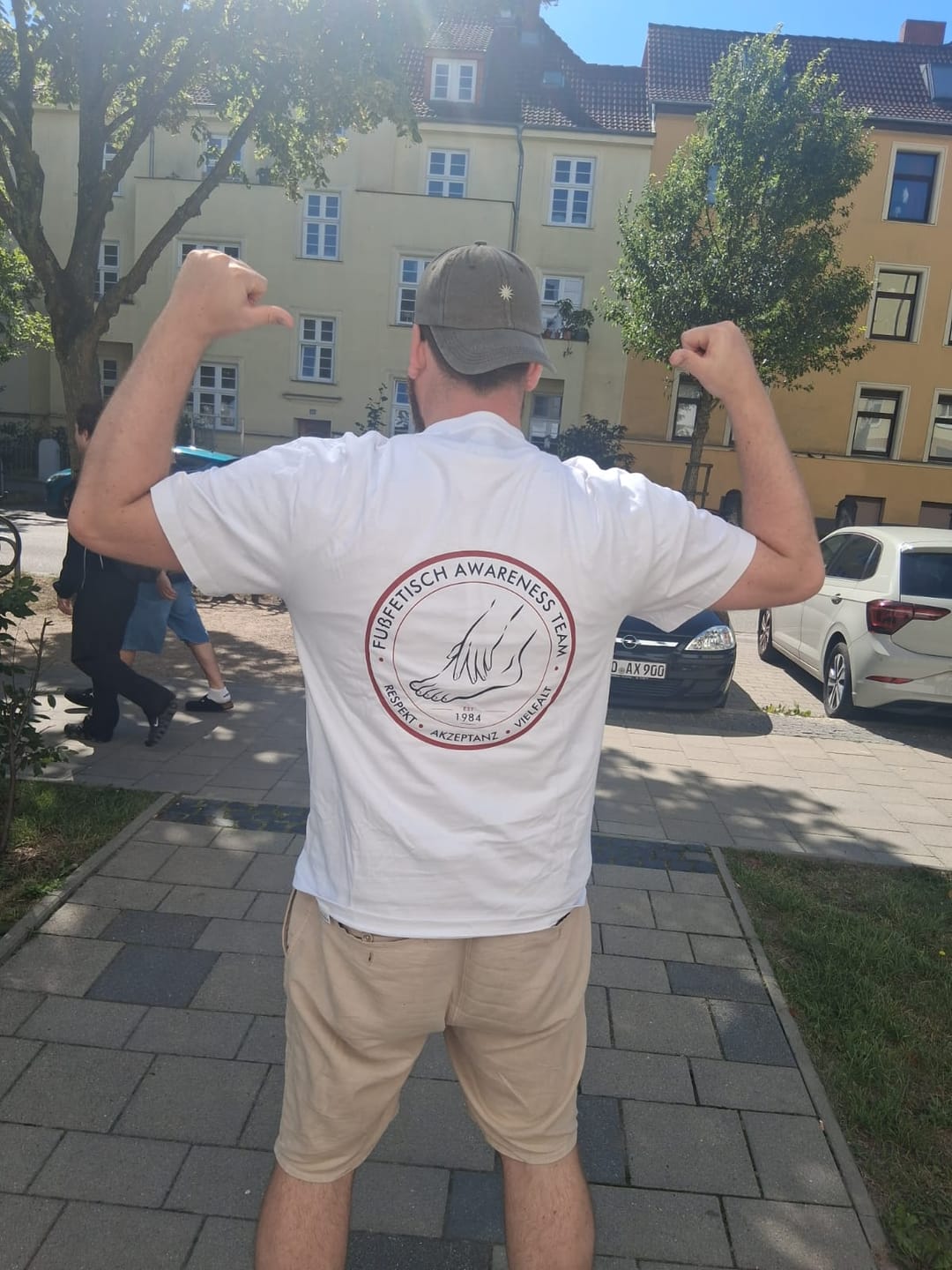 Customer photo review of Fußfetisch Awareness Team Beidseitiger Logo Druck T-Shirt