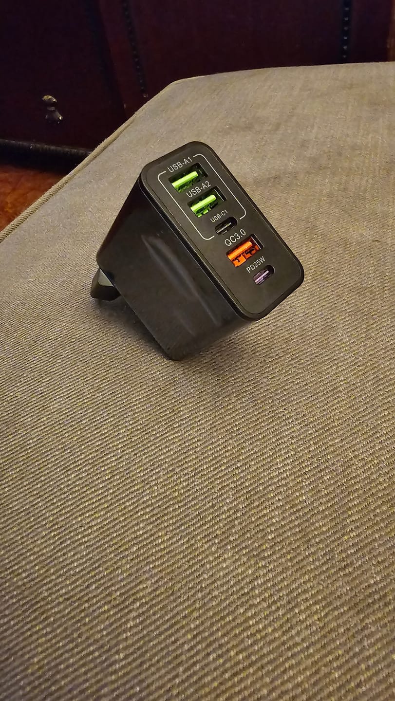 Customer photo review of Incarcator Retea Timebox, 5 Porturi, 65W, 3 x USB, 2 x Type-C, QC 3, Negru