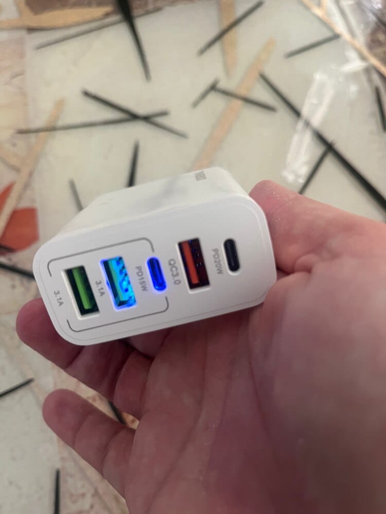 Customer photo review of Incarcator Retea, 5 Porturi, 65W, 3 x USB, 2 x Type-C, Alb