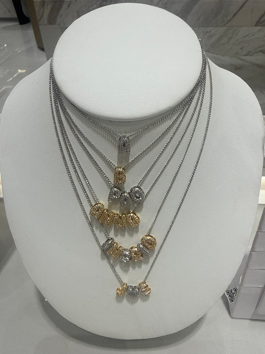 Customer photo review of Personaliza Tu Collar Con Inicial Mini Bubble Combinado Zirconias