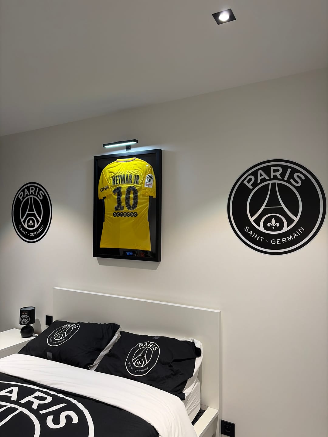 Customer photo review of Sticker Logo PSG Noir et Blanc- logo de Paris Saint Germain