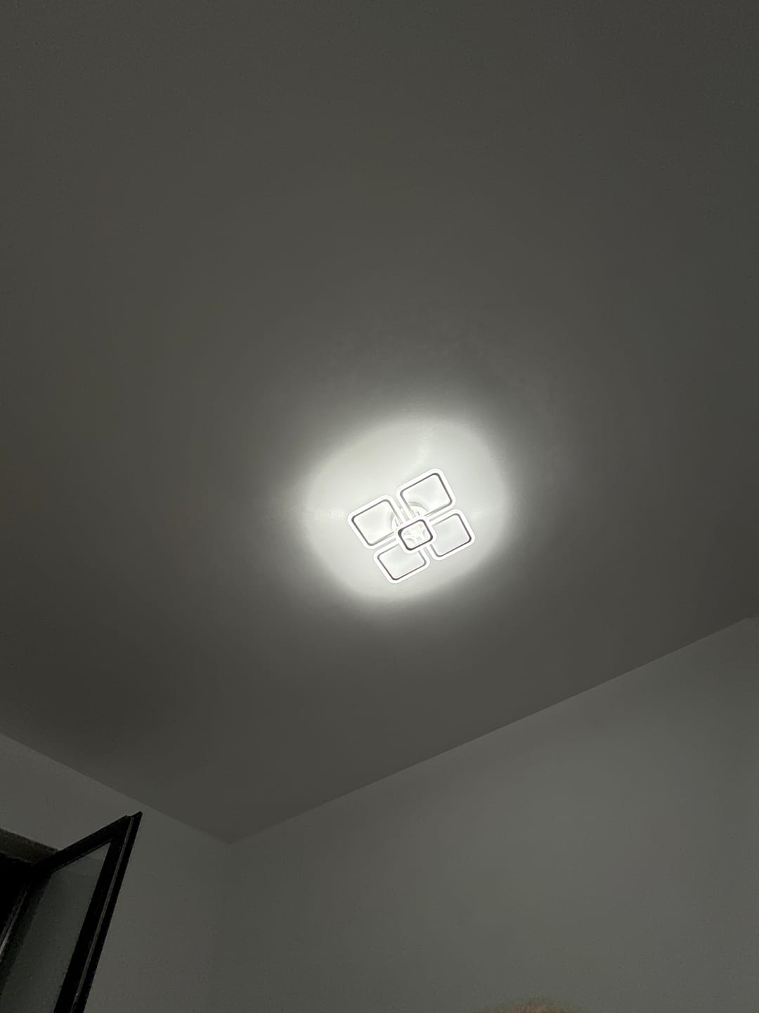 Customer photo review of Lustra LED 4 SQUARES Black Echivalent 250W Telecomanda