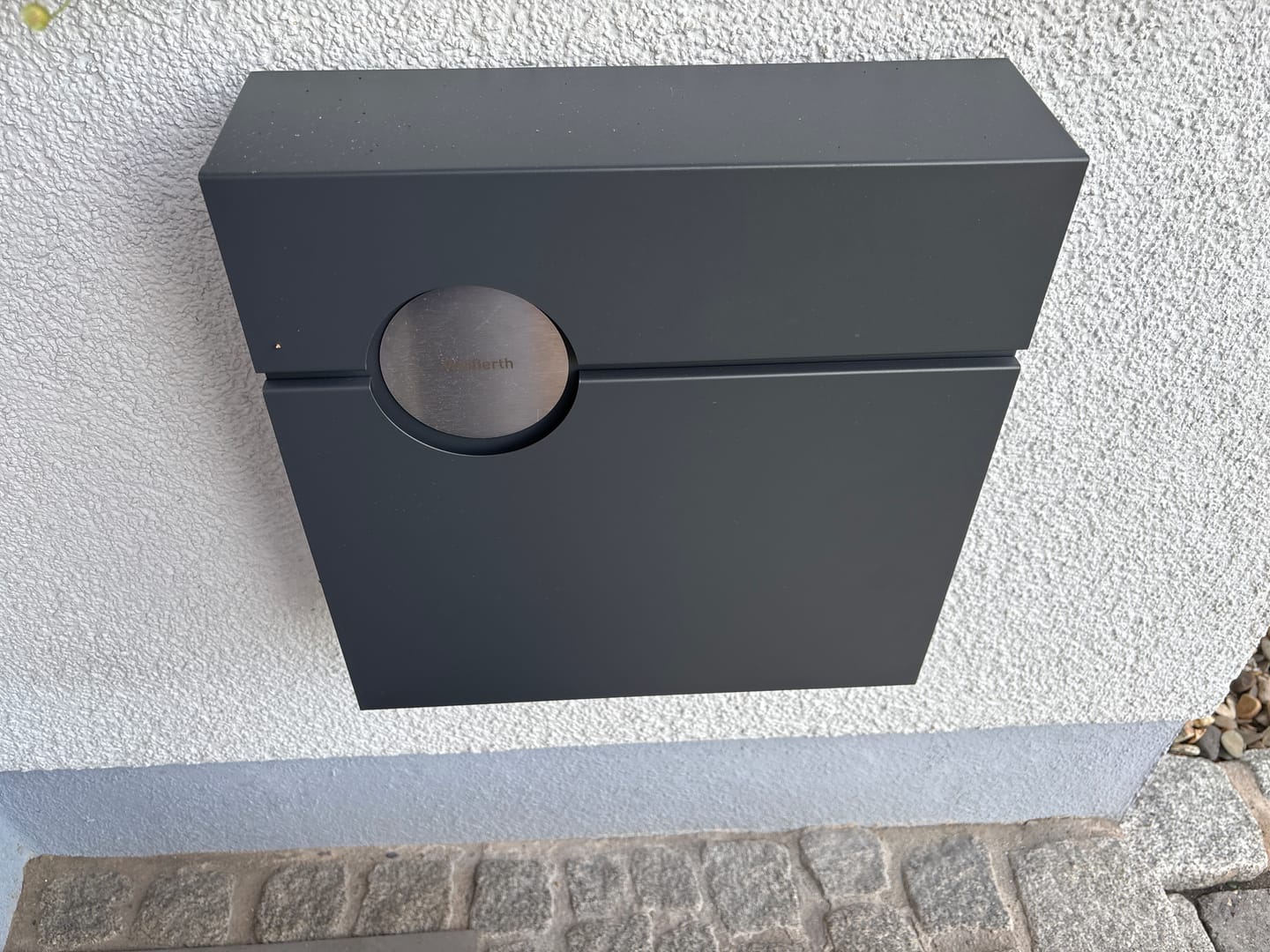 Customer photo review of Briefkasten Letterman 6 rund – Anthrazit (RAL 7016) mit Gratis Gravur & LED-Beleuchtung
